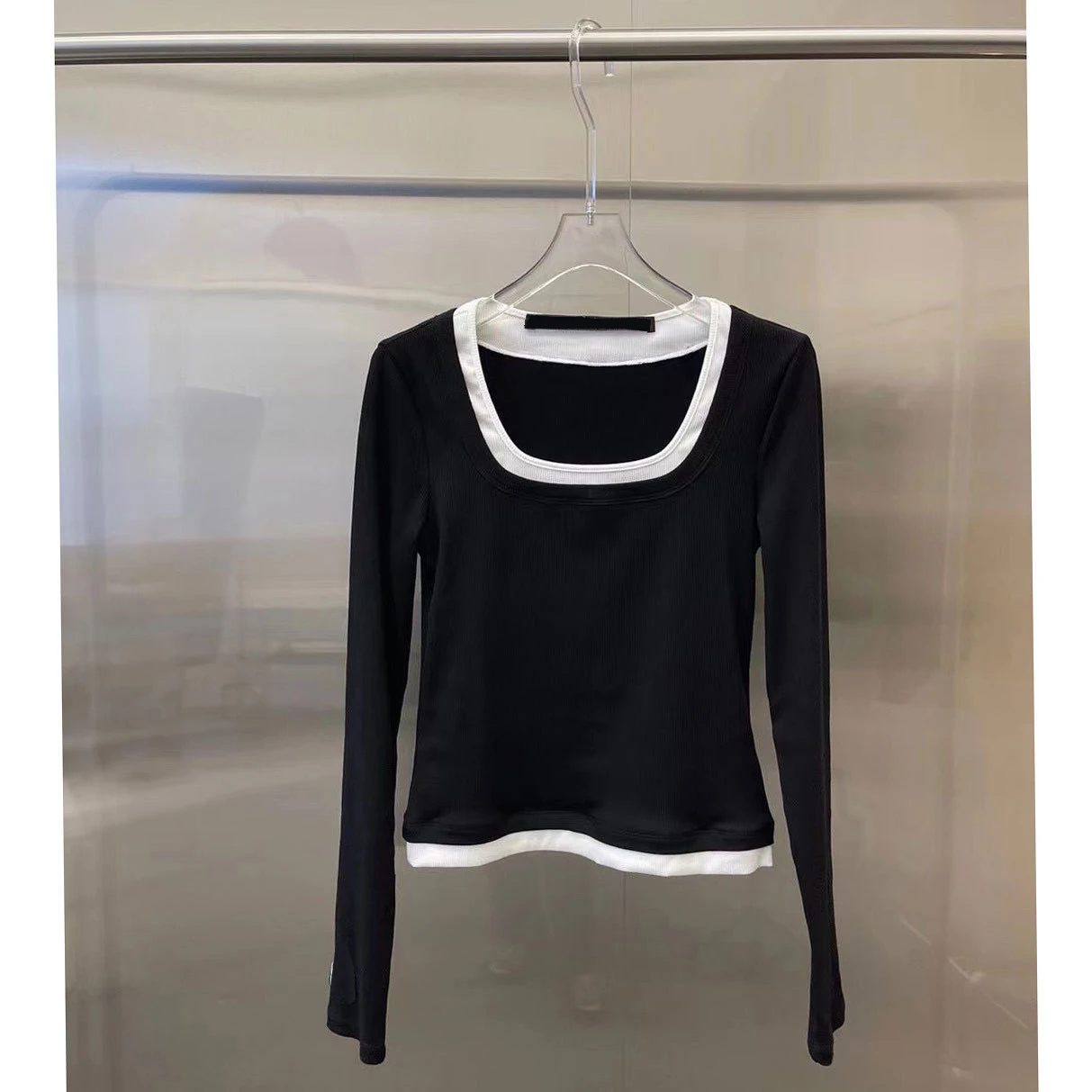Güz 2021 yeni sahte iki parçalı siyah ve beyaz renk eşleştirme U Yaka ince zayıflama uzun kollu dip T-shirt
