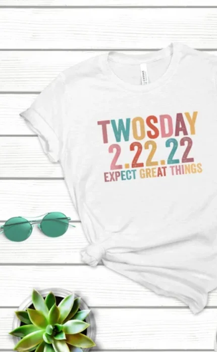 Twosday 2.22.22 Gömlek, Twosday 2022 Harika Şeyler Bekleyin Twosday 2022 Numeroloji Salı 2-22-22 Tee %100 pamuk Moda Rahat