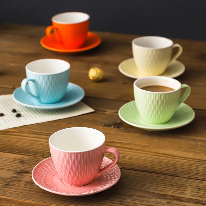 Yaratıcı 5 renkli Seramik Kahve fincan ve çay tabağı Ev Avrupa tarzı Fincan Seti Ins Otel Kahve Dükkanı Toptan Kahve fincan seti